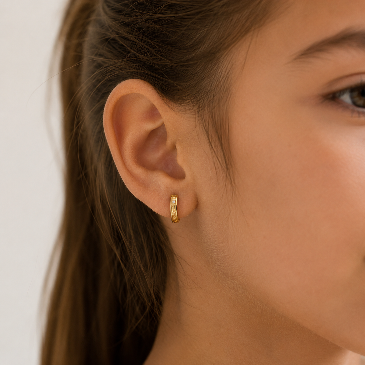 Pendientes de Oro de 18 Quilates con Diseño Greca y Circonita