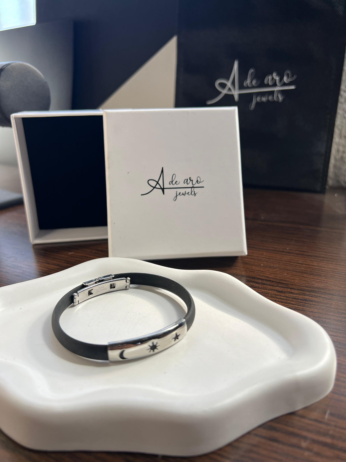 Pulsera de acero inoxidable con diseño de luna y estrella