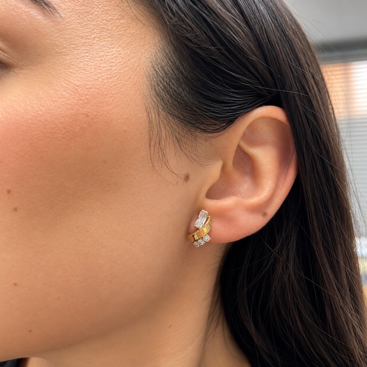 Pendientes de Oro de 18 Quilates con Circonitas y Diseño Elegante
