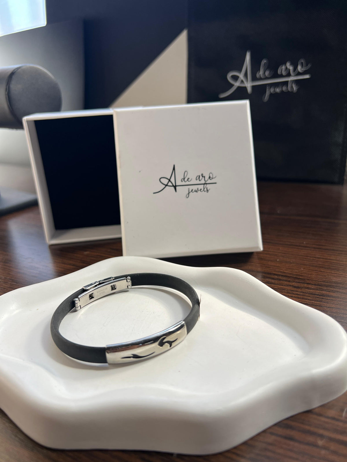 Pulsera de acero inoxidable con diseño de ola