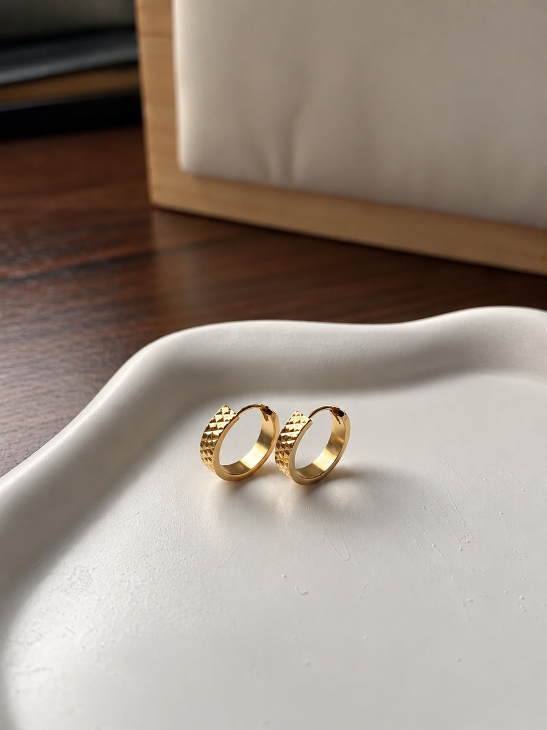 Aros de Oro de 18K con Diseño Texturizado de 14 mm
