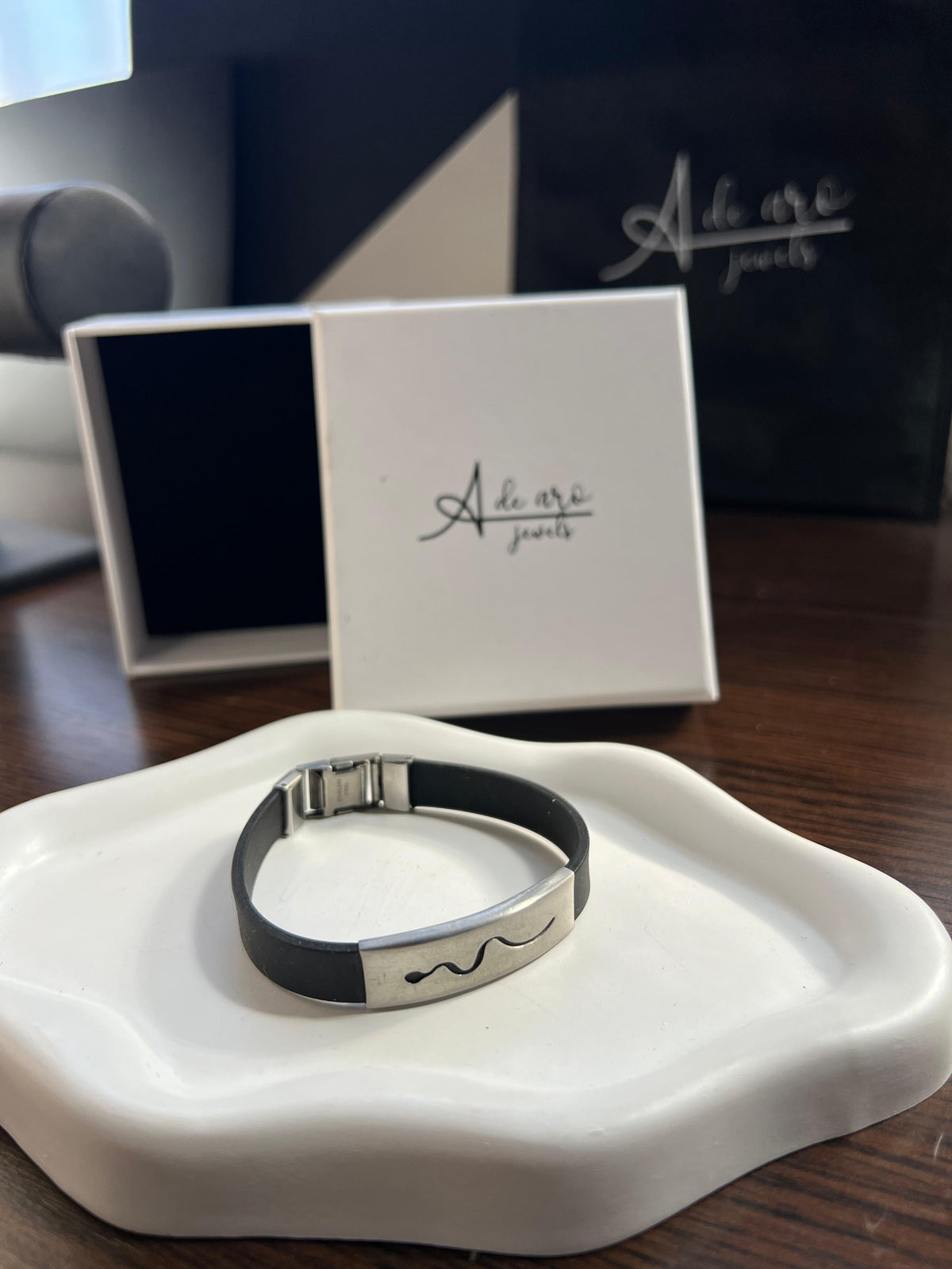 Pulsera de acero inoxidable con diseño ondulado