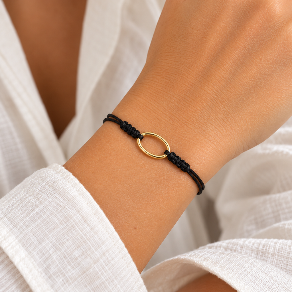 Pulsera de Hilo Negro con Óvalo de Oro de 9K
