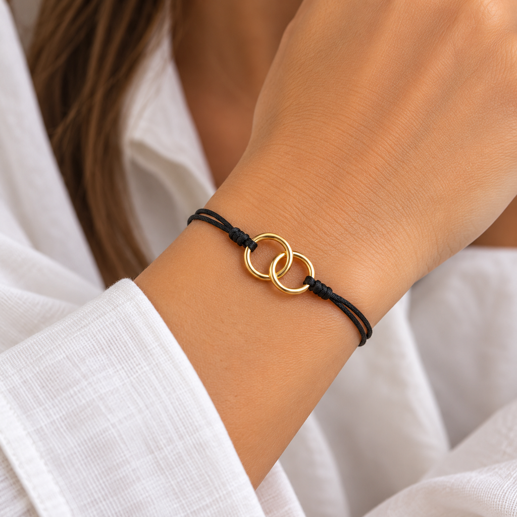 Pulsera de Hilo Negro con Doble Aro de Oro de 9K
