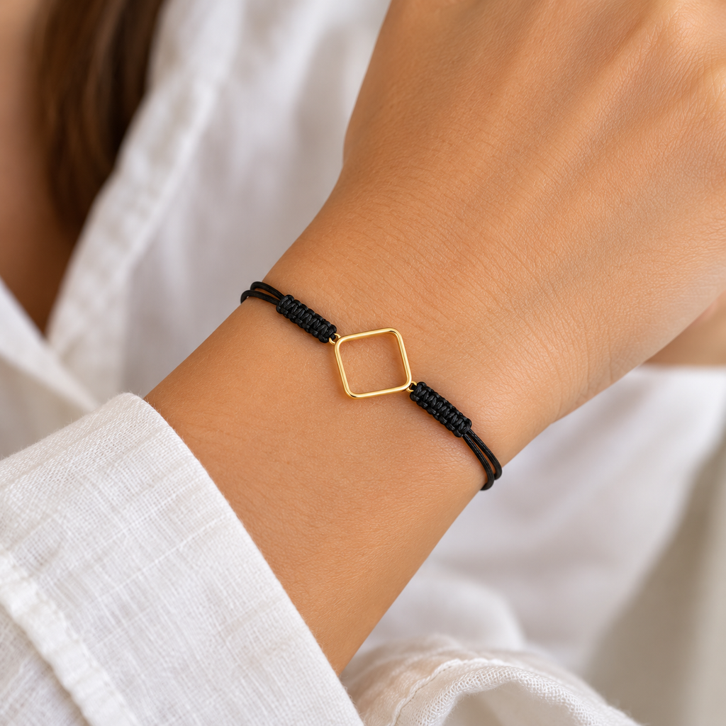 Pulsera de Hilo Negro con Rombo de Oro de 9K