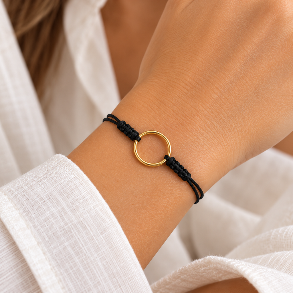 Pulsera de Hilo Negro con Aro de Oro de 9K