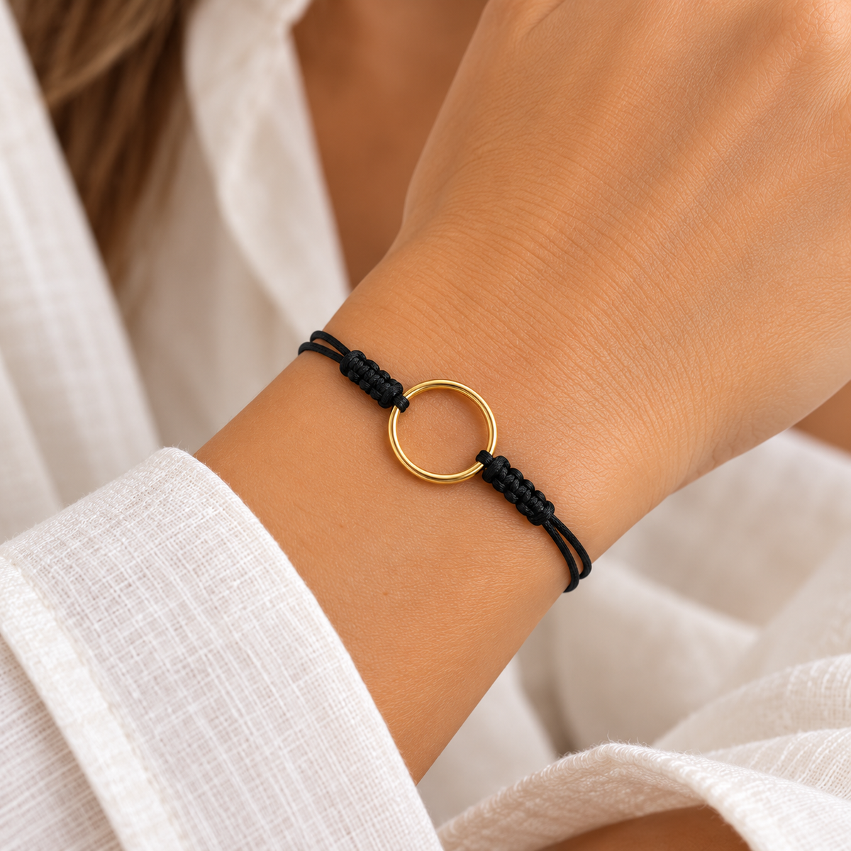 Pulsera de Hilo Negro con Aro de Oro de 9K