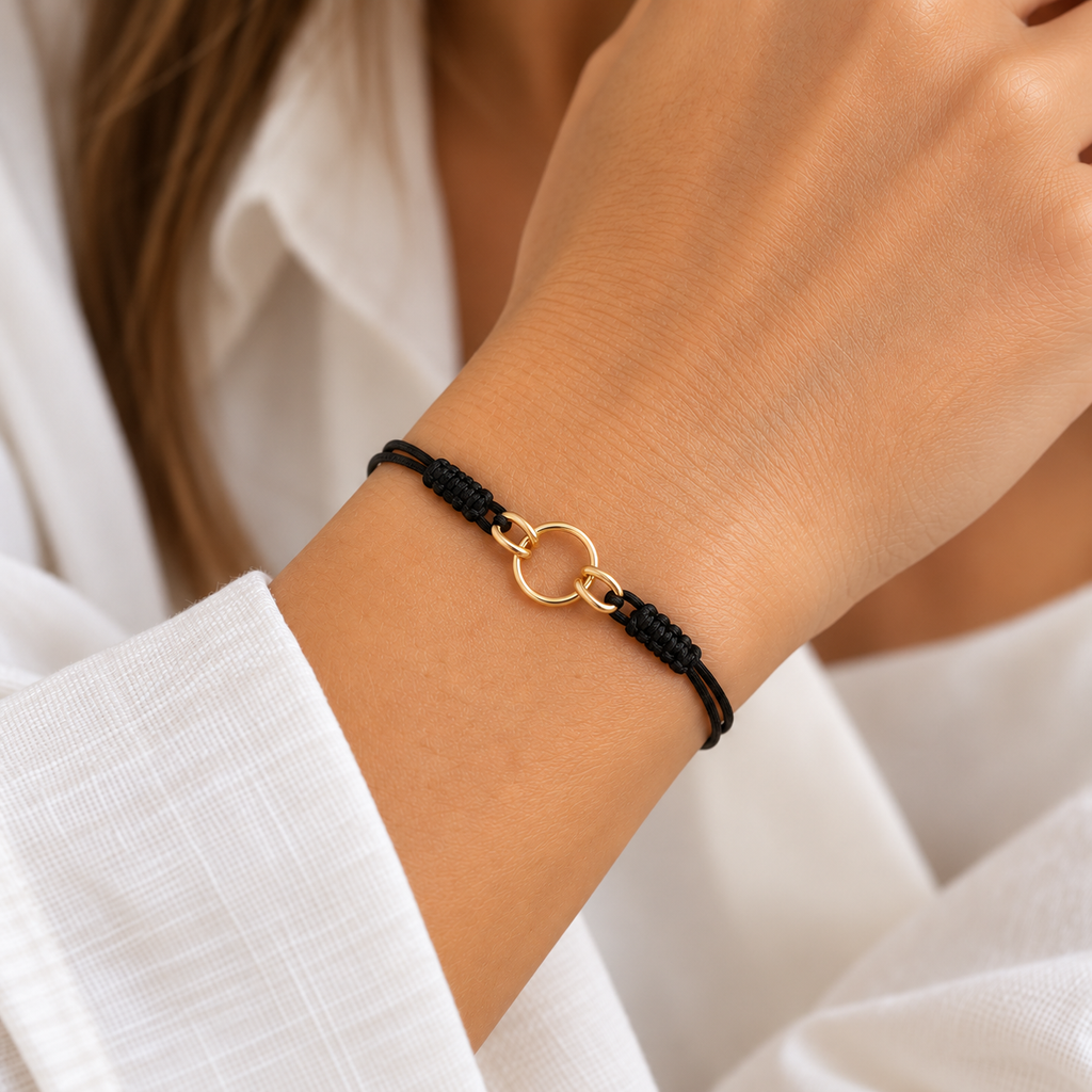 Pulsera de Hilo Negro con Aro Central de Oro de 9K
